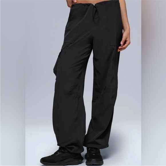 NWOT Alo Yoga Megastar Cargo Pants Black Small - Picture 10 of 16